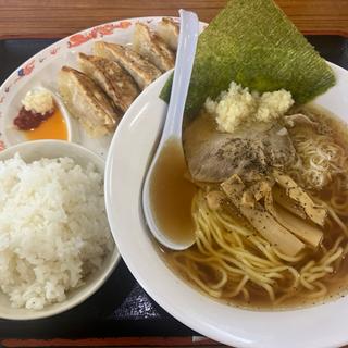 朝ラーメン半ライス