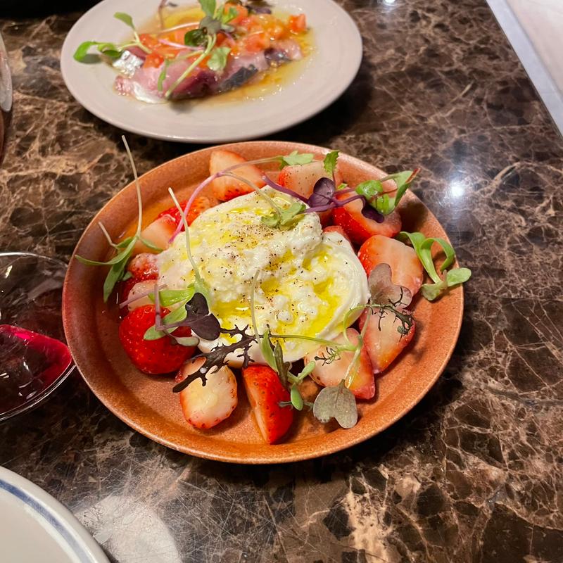 季節のフルーツとブラータチーズ(petit comptoir KITTE大阪店)