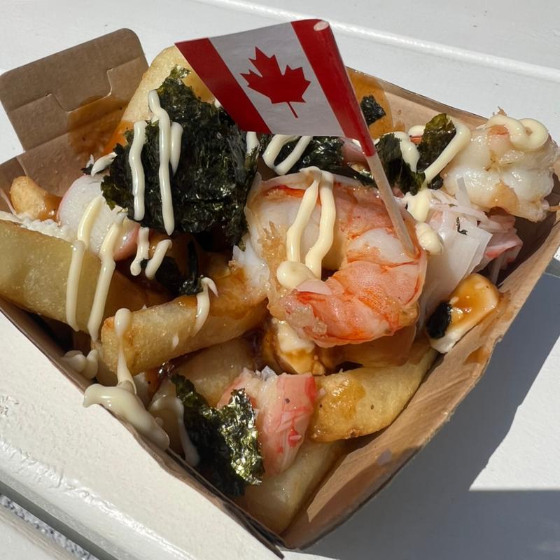 カニカマ&ガーリックシュリンプのプーティン(カナダパビリオン)