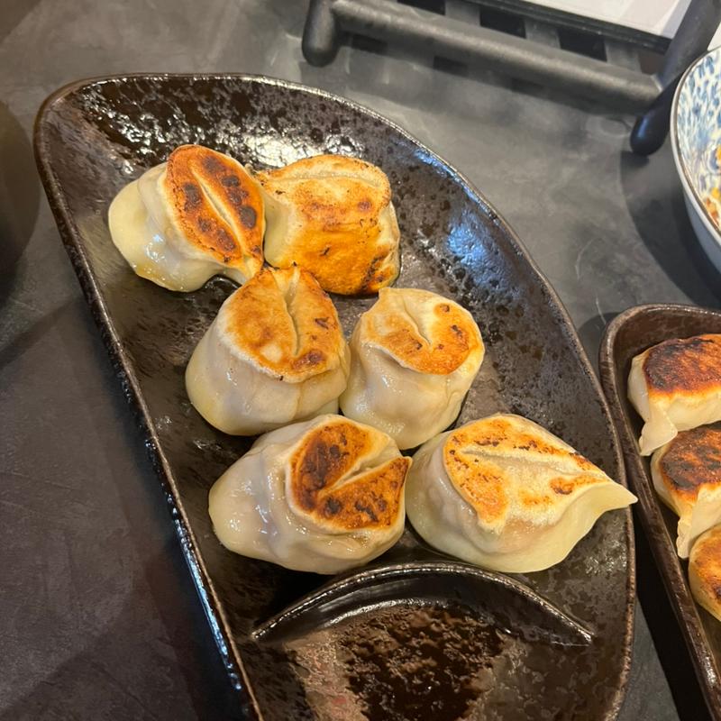手包み特製焼き餃子(餃子中華酒場 鉢とれんげ)