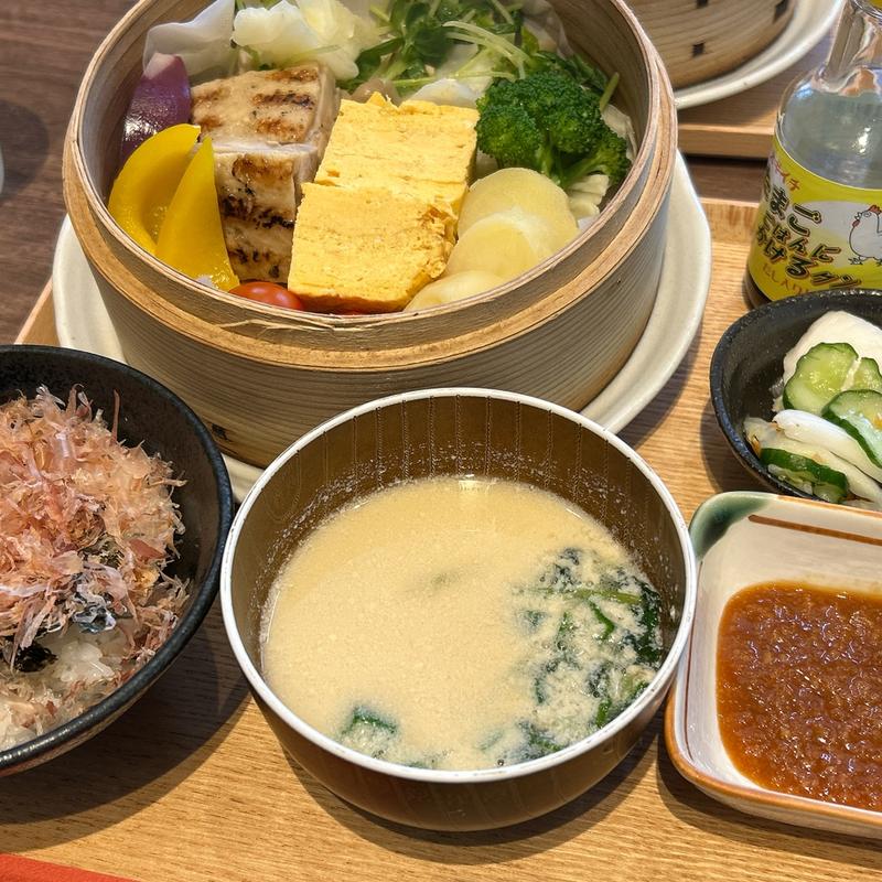 鶏とたまごのせいろ（おかかご飯）(カフェサンタマリア 和み)