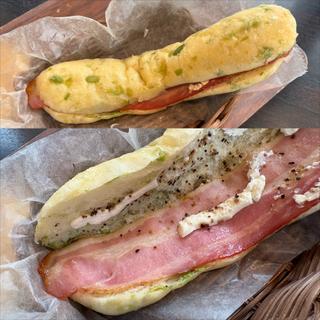 枝豆パンとベーコンのパニーニ
