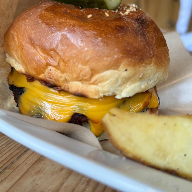 炭火焼オニオンチーズバーガーw/フレンチフライ(チャコールグリル グリーン 馬車道)