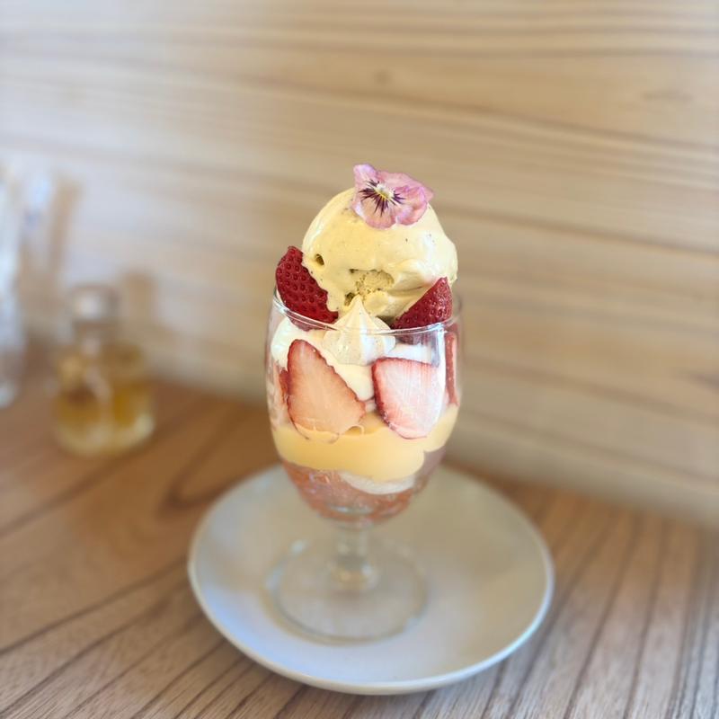 季節のデザート（いちごパフェ）(カフェドミーミ（Café de mimi）)