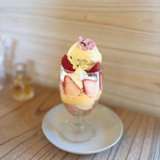 季節のデザート（いちごパフェ）
