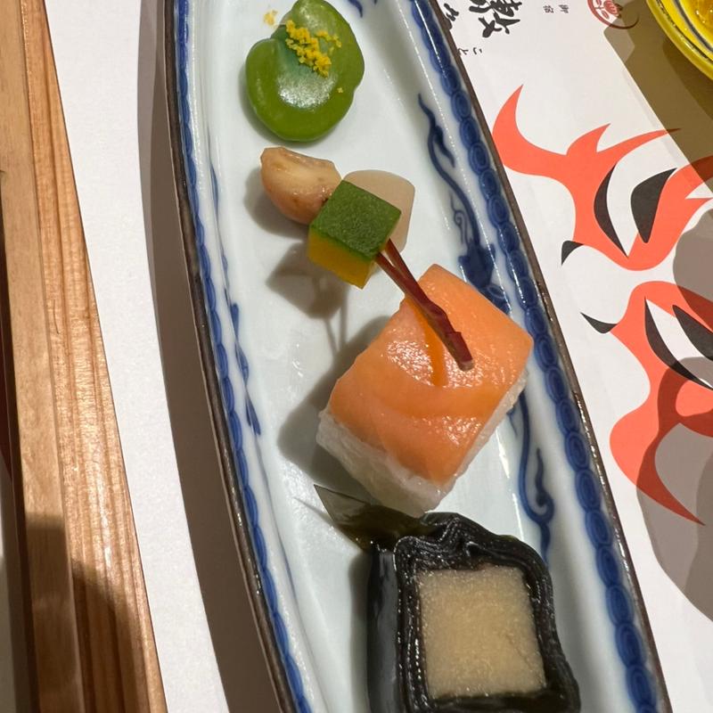 前菜 桜鱒小袖寿司 長芋昆布巻き 彩松葉串(ことひら温泉 御宿 敷島館)