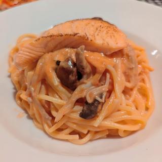 炙りサーモンとキノコのトマトクリームソース