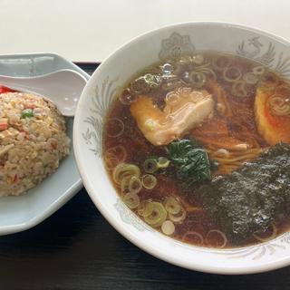 醤油ラーメン半チャーハン