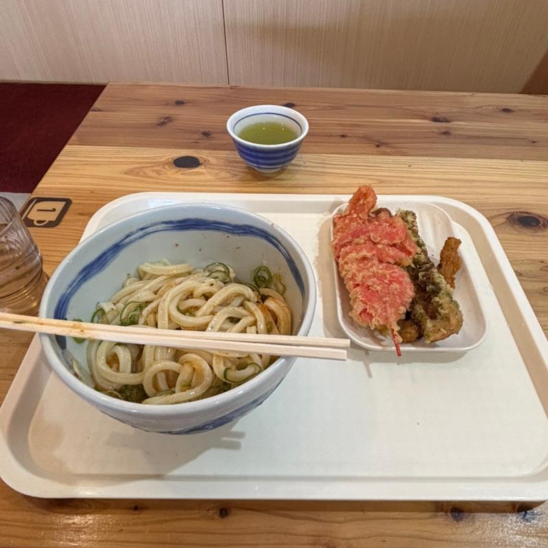 ぶっかけ冷+紅生姜+イカ+ごぼう+ちくわ(自家製麺 大阪讃岐うどん 鶴丸饂飩本舗 八千代店)