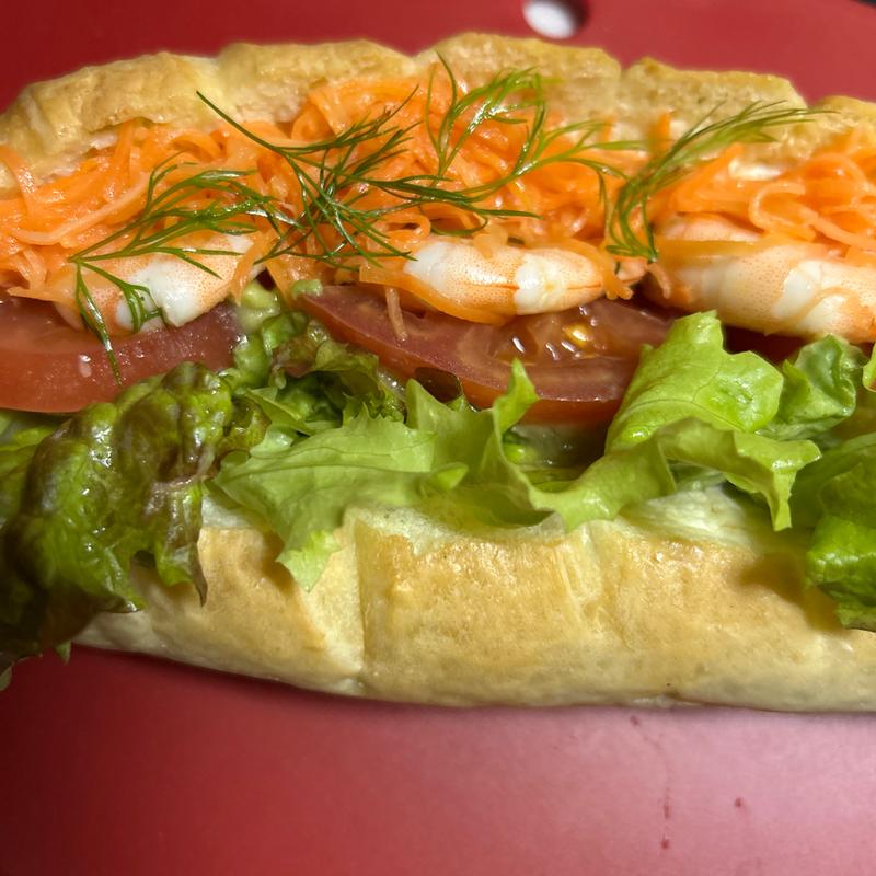 海老とアボカド キャロットラペのサンドウィッチ(ザ・ベーカリー＆ペイストリー)