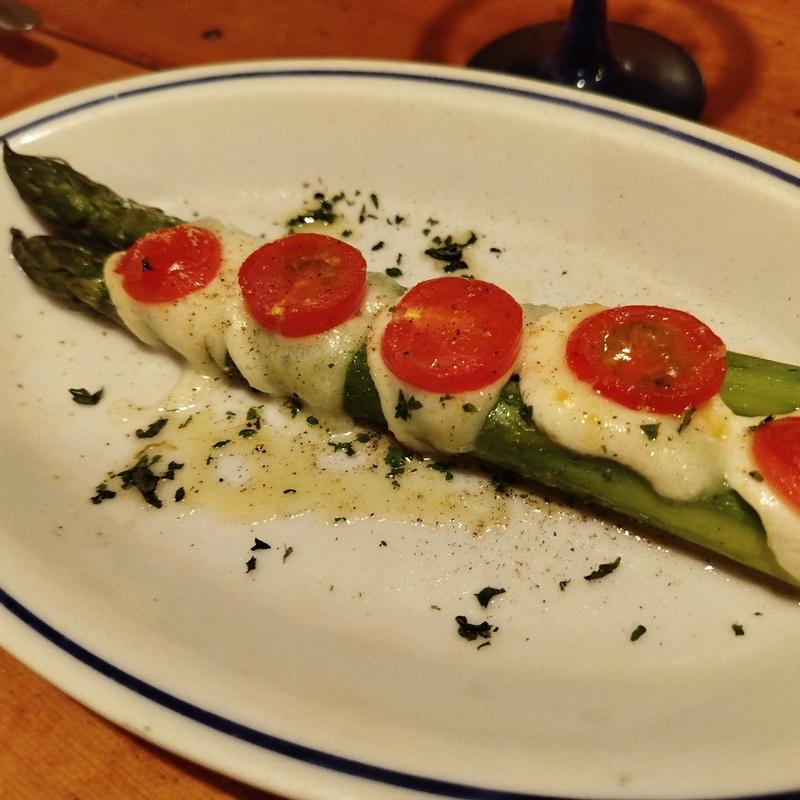 アスパラとチーズのオーブン焼き(ビストロ オオカミ)