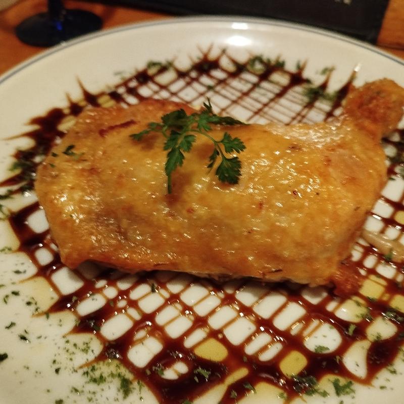 大山鶏骨付モモ肉のコンフィ(ビストロ オオカミ)