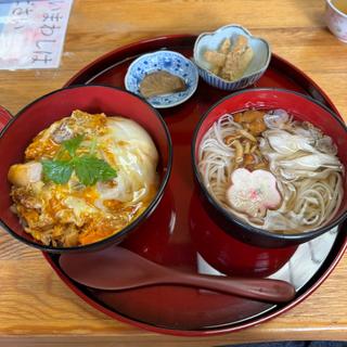比内地鶏親子丼と稲庭うどんセット(温)(食処かくのだて『さくら小路』)