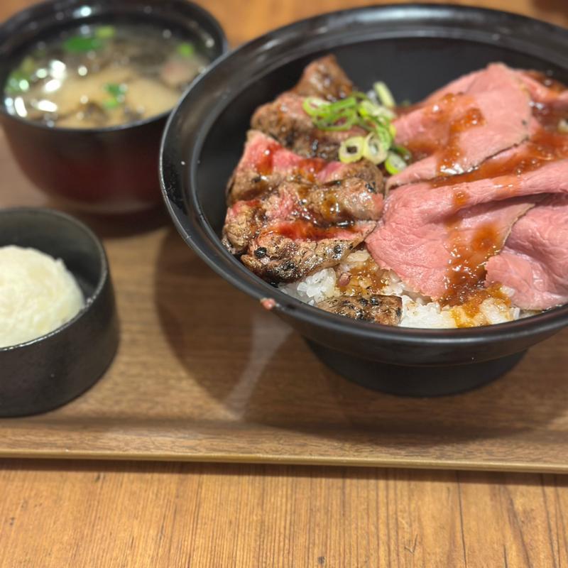 ステーキ＆ローストビーフ丼(ローストビーフとハンバーグ YOSHIMI)