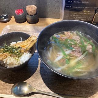 平日ランチセット（牛肉うどん＋煮穴子ごはん）(饂の神 （三代目辨慶）)