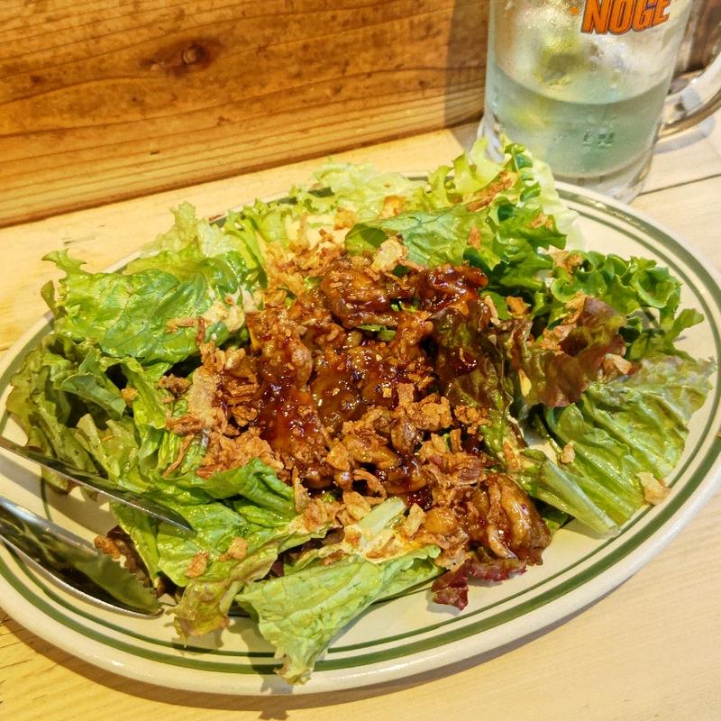 旨辛ホルモン半熟卵のサラダ(チャコールスタンド野毛)