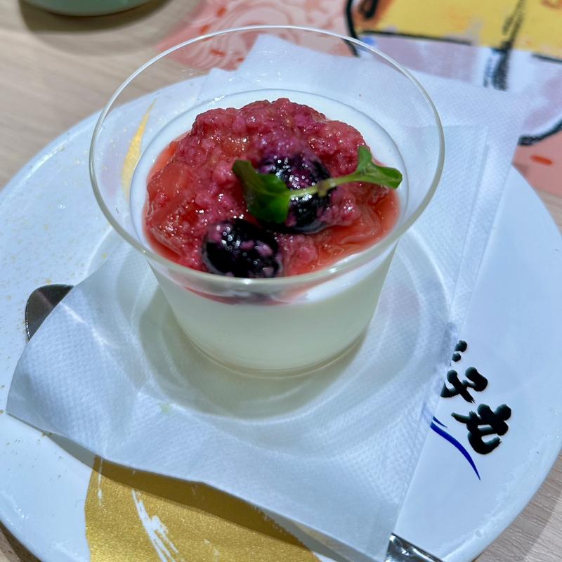 レアチーズ〜ミックスベリーソース〜(すし銚子丸 亀戸店)