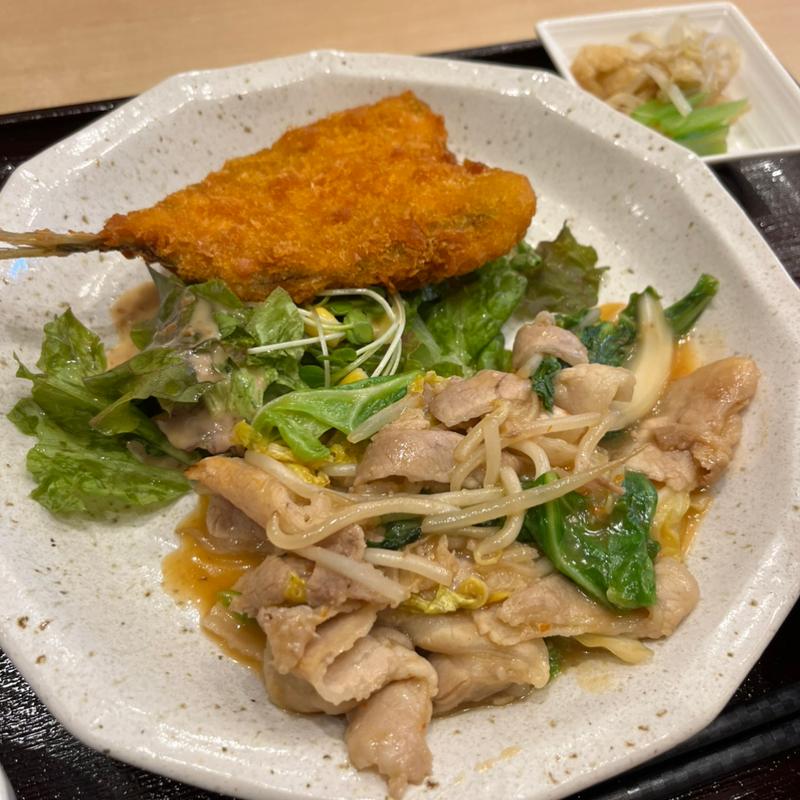 日替　豚肉と春キャベツの辛味炒めとアジフライ(絆 旬の肴と和み酒場)