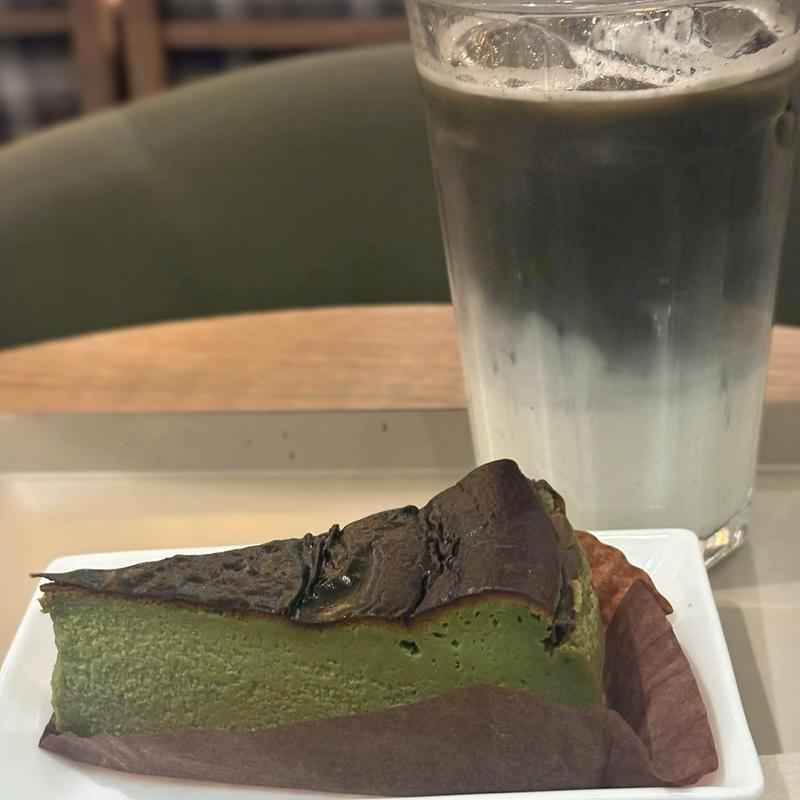抹茶バスクチーズケーキ 竹炭入りブラックオーレ(È PRONTO 品川シーズンテラス店)