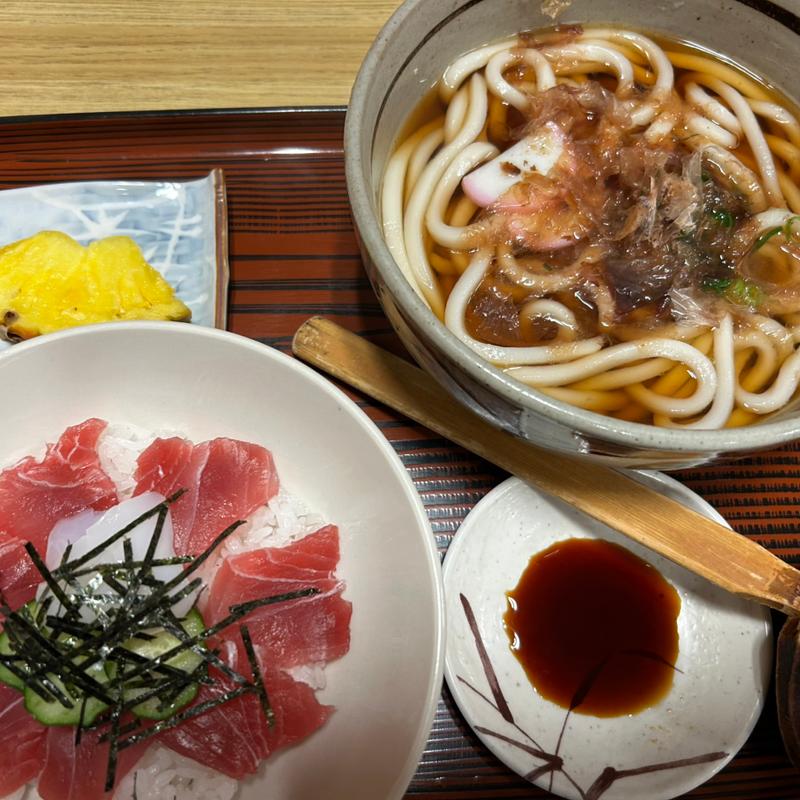 うどんと海鮮丼セット(一福食堂)