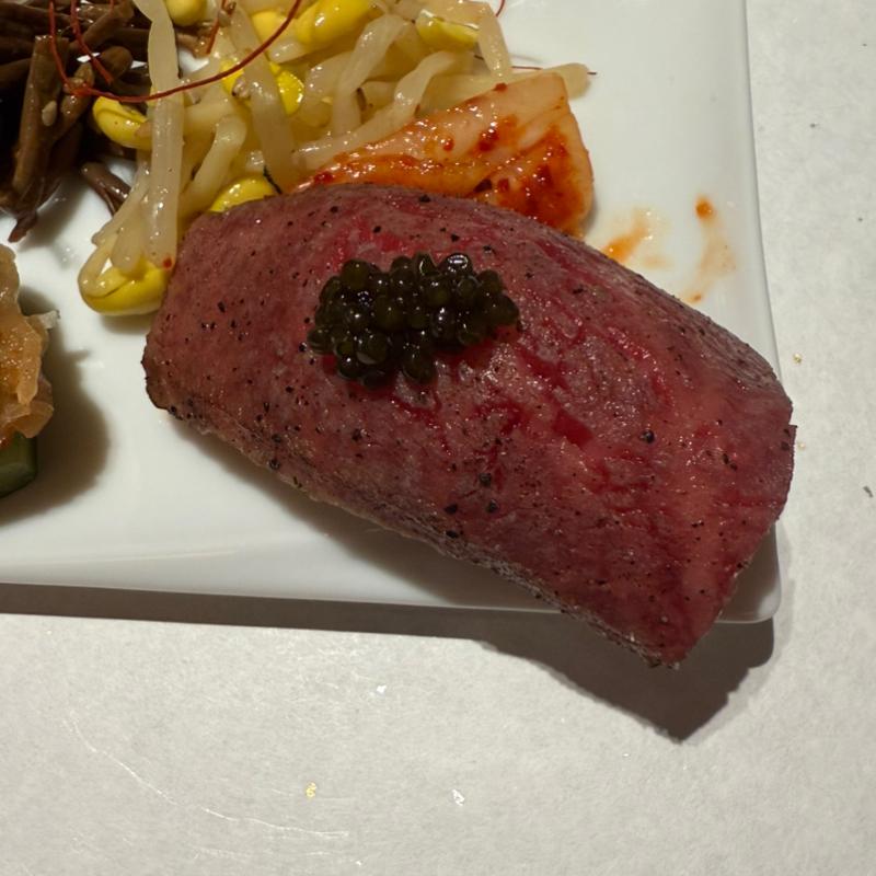 ひれの炙り握り　キャビアを乗せて(東京焼肉 平城苑 浅草総本店)