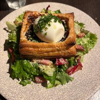 サクサクキャラメルオニオンパイのサラダベーコン半熟卵