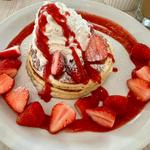 苺いっぱい　ストロベリーカスタードパンケーキ
