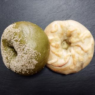 ミルクとくるみの抹茶ベーグル、ソーセージとプルーンのベーグル