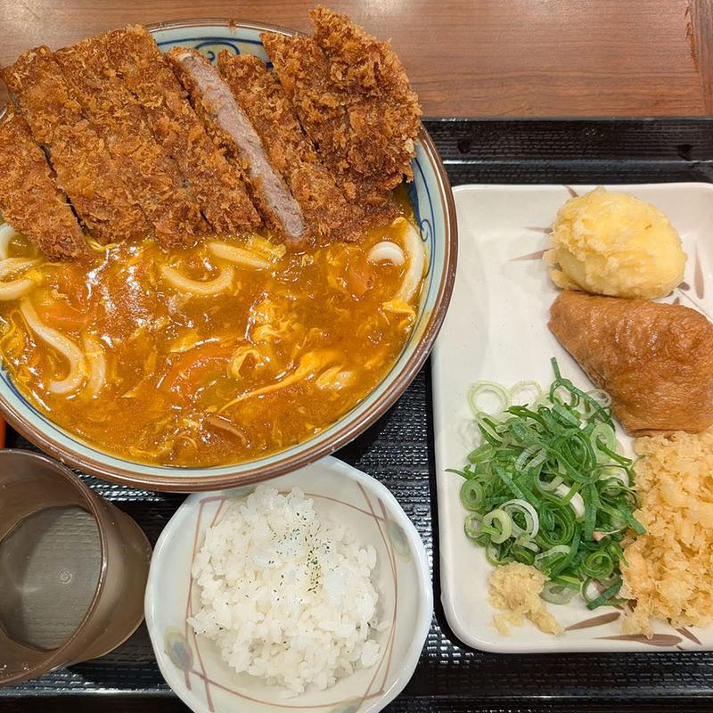 牛カツトマたまカレーうどん 大 半熟たまご天 いなり(丸亀製麺東京オペラシティ)