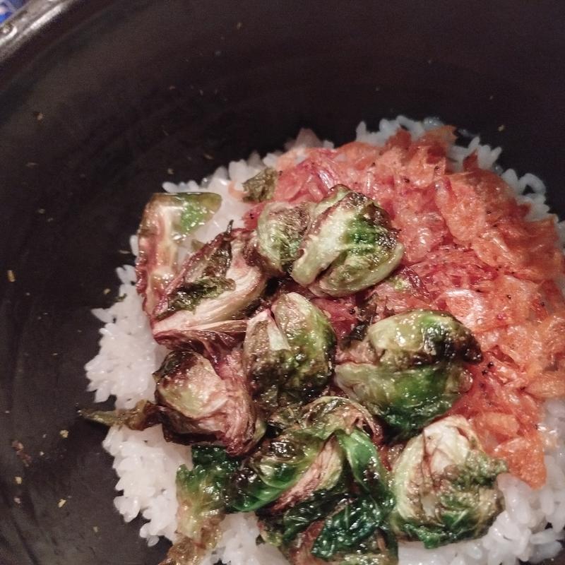 桜えびと芽キャベツの炊き込みご飯(夜ノ焼魚 ちょーちょむすび)