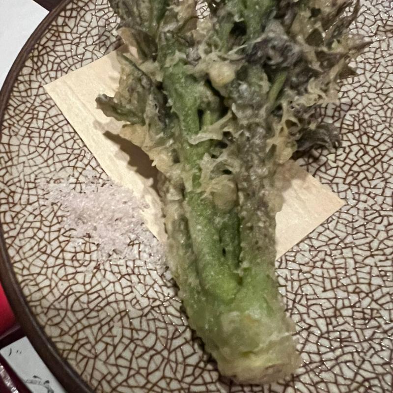 タラの芽の天ぷら藻塩で(酒肴菜友 じょっぱり)