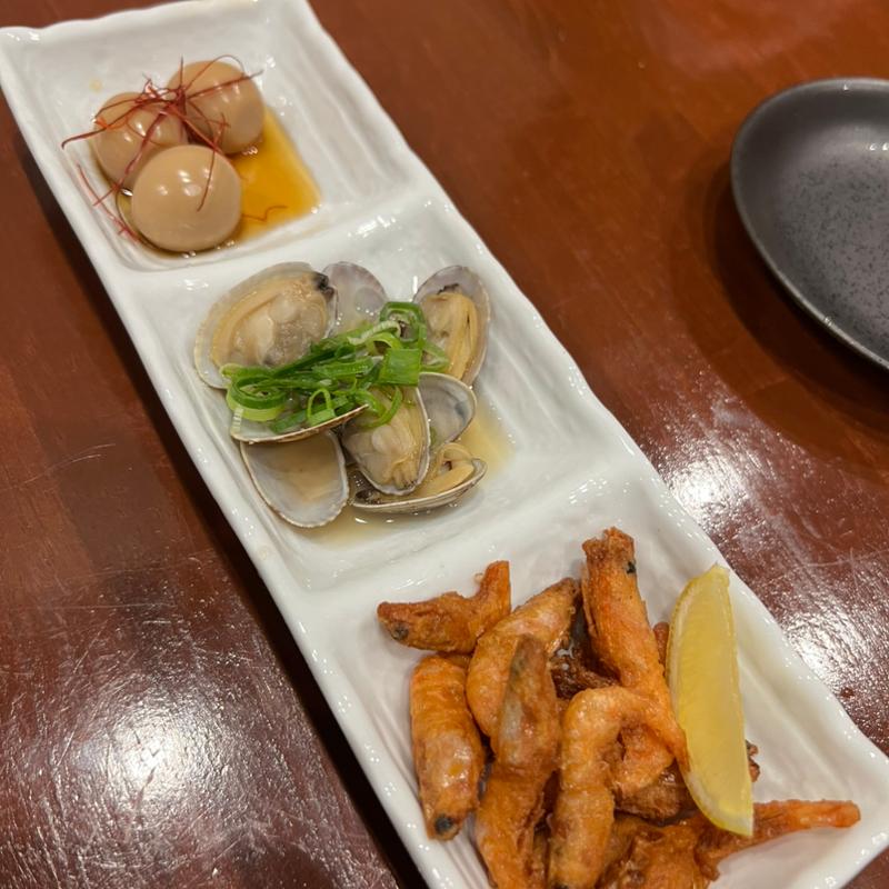 三品盛り合わせ 小海老から揚げ アサリのガーリック蒸し うずらの煮卵(てっぱんや あま乃)