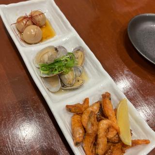 三品盛り合わせ 小海老から揚げ アサリのガーリック蒸し うずらの煮卵