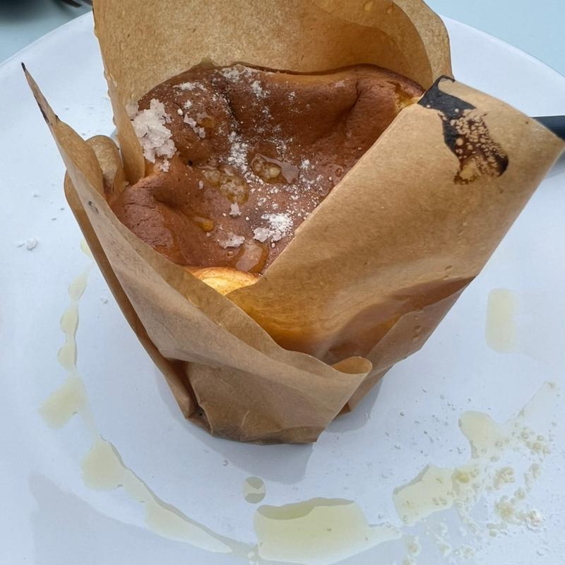 パオンデロー(半熟カステラ)オーガニックオリーブオイルと塩がけ(ポルトガルパビリオン テイクアウト)