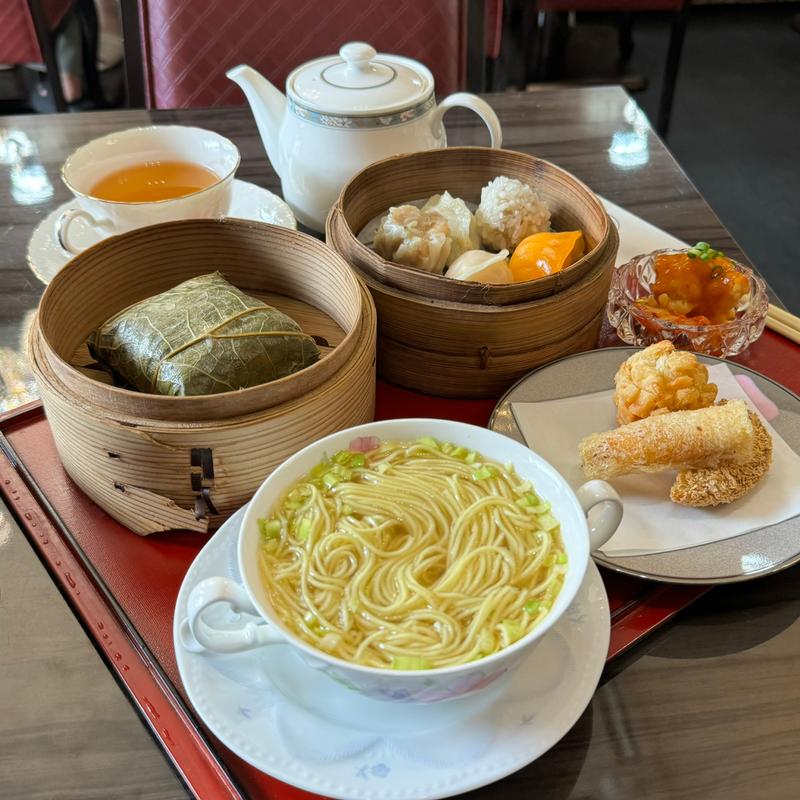 五色蒸し点心、三色焼き物、黄ニラ清湯めん、ハスのご飯、エビチリとキムチ、ライチ紅茶(シャンデリア飲茶)