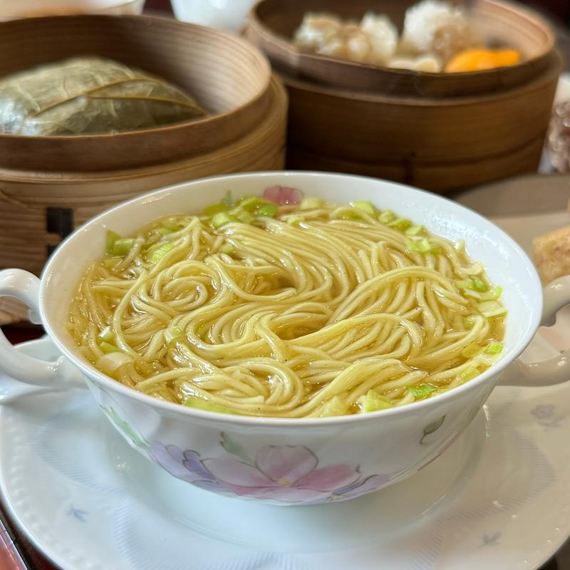 黄ニラ清湯めん(シャンデリア飲茶)