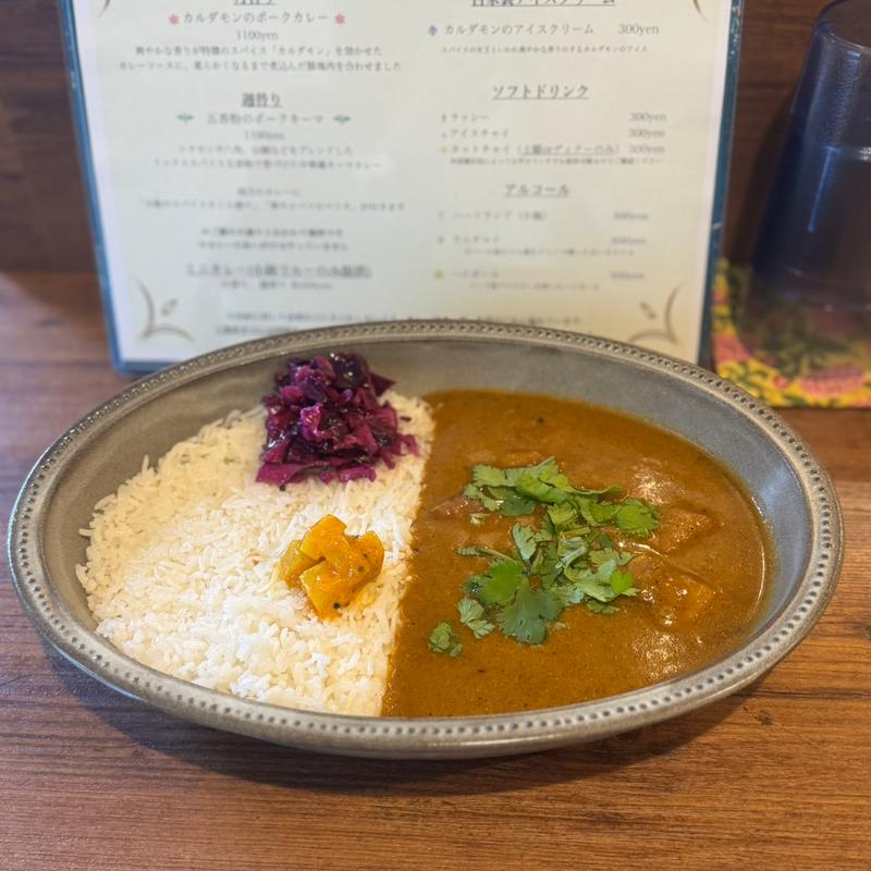 カルダモンのポークカレー(カレーの店 よすが舎)