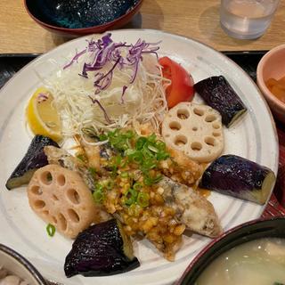 さばの竜田揚げ もろみ醤油の香味ねぎダレ定食、たっぷり野菜の麦みそ汁