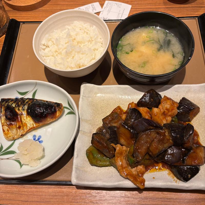 茄子の味噌炒めと鯖の塩焼き定食(やよい軒 神田北口店)