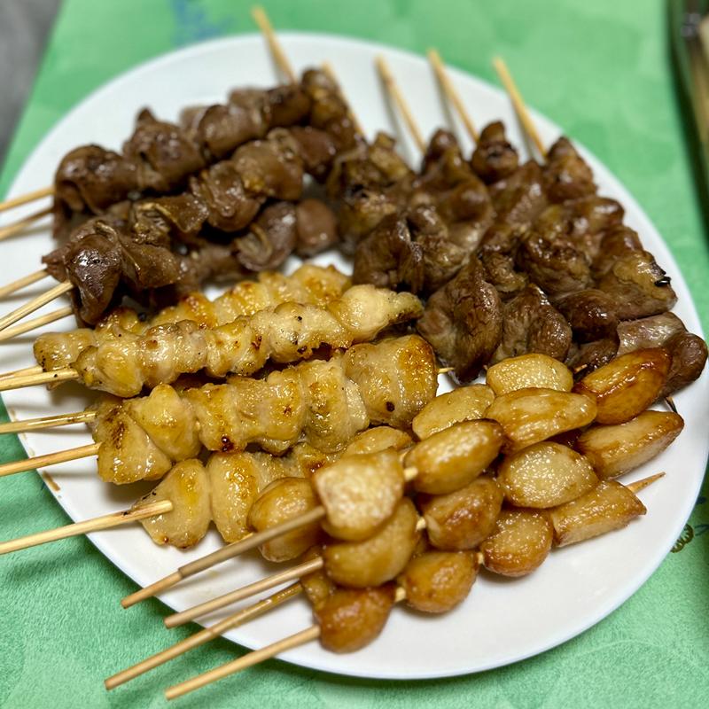 焼き鳥盛合せ(ぼんじり、砂肝、とりハツ、にんにく揚げ)(かぶら屋 曳舟店)