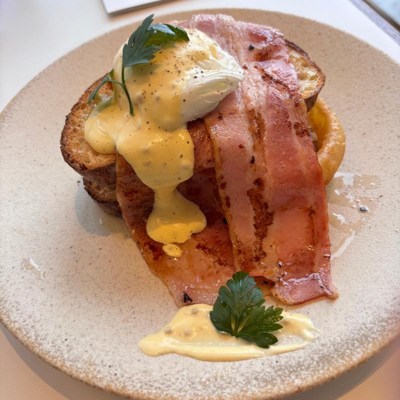 ベーコンエッグベネディクト(LATTE GRAPHIC 聖蹟桜ヶ丘)