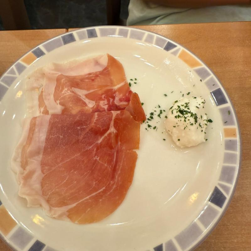 生ハムとバッファローモッツァレラの盛合せ(サイゼリヤ ベルクスモール足立花畑店)