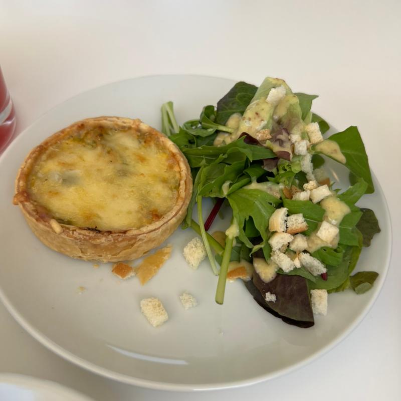 スイスグリュイエールチーズと下仁田ネギのキッシュ グランマの特製ドレッシング付きガーデンサラダ(ハイジ・カフェ)