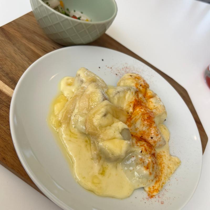 ラクレットチーズ ベビーポテトと玉ねぎに七味唐辛子のアクセント(ハイジ・カフェ)