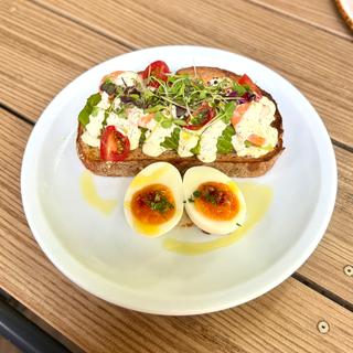 海老とレモンサワ－クリームのアボカドトースト ボイルエッグとベーコンジャム