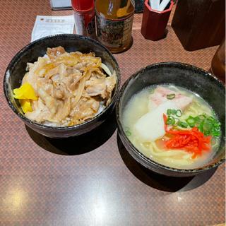 カルビ焼肉丼と沖縄そば（ハーフ）(あしびなー)