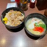 カルビ焼肉丼と沖縄そば（ハーフ）