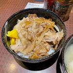 カルビ焼肉丼と沖縄そば（ハーフ）
