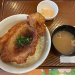 たれカツ丼味噌汁・漬物付き