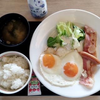 サニーサイドアップモーニング(たまご2コ分/ベーコン/ソーセージ)、ごはん・みそ汁セット